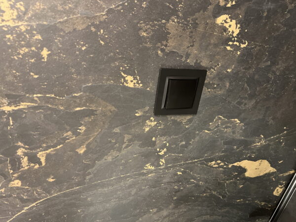 6133 Kamenná dýha Black Slate Gold 122x244x0,2 cm